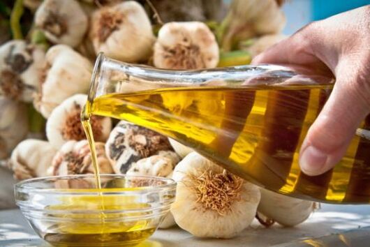 Vegetable oil with garlic for lower back pain